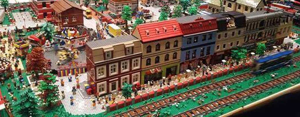 LEGO City mit vielen Eigenbauten | © Sascha Lüddecke
