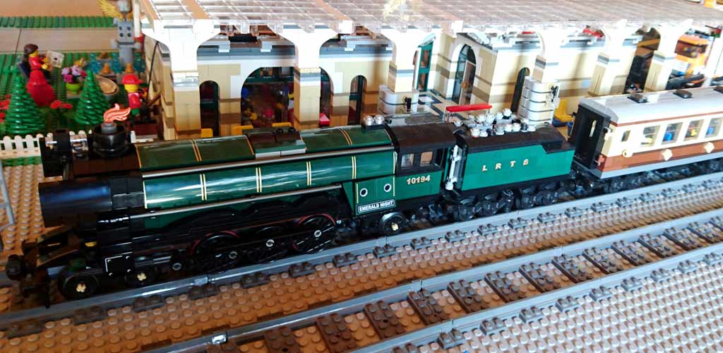 LEGO Emerald Night Express mit Halt am historischen Bahnhof. | © Lars Köster und Rafael Konieczny