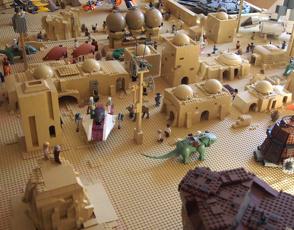 Zusammengebaut 2016 samt LEGO Star Wars Tatooine Diorama | © Nils Ackerhans