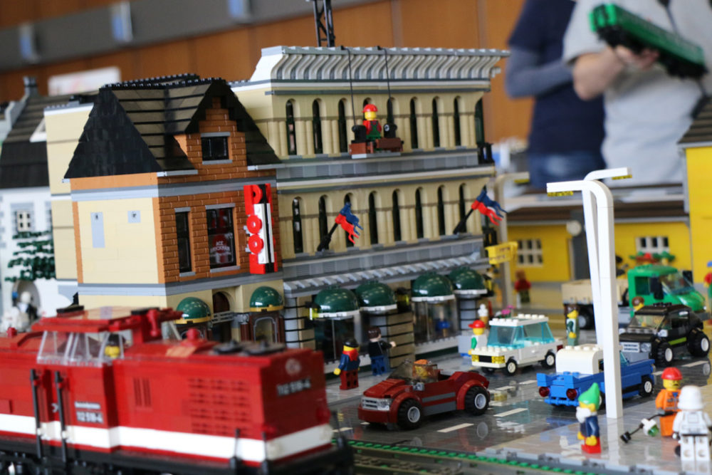 LEGO Eisenbahnanlage Steinigen Zug Layout Mit DDR Anleihen