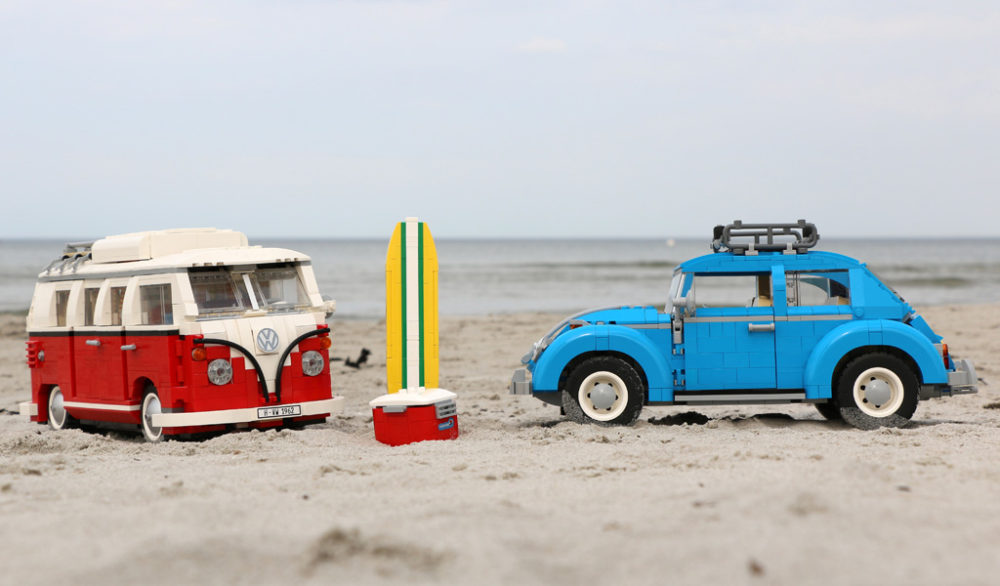 LEGO Creator Expert 10252 Volkswagen Beetle und 10220 Volkswagen T1 Campingbus im Zusammenspiel