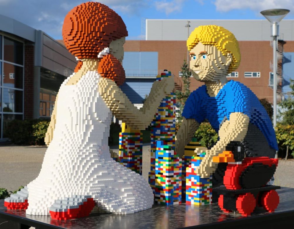 Verspielte neue LEGO Skulptur in Billund | zusammengebaut