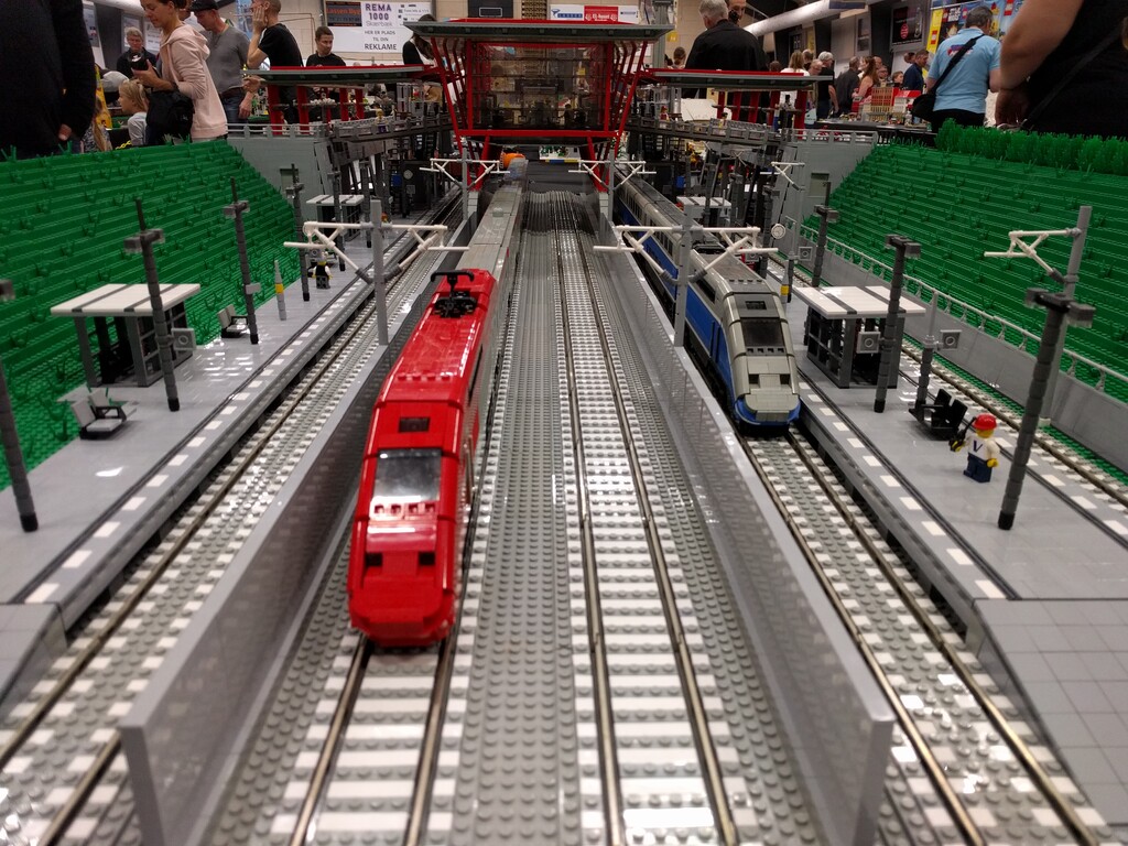 LEGO MOC: TGV Bahnhof | zusammengebaut