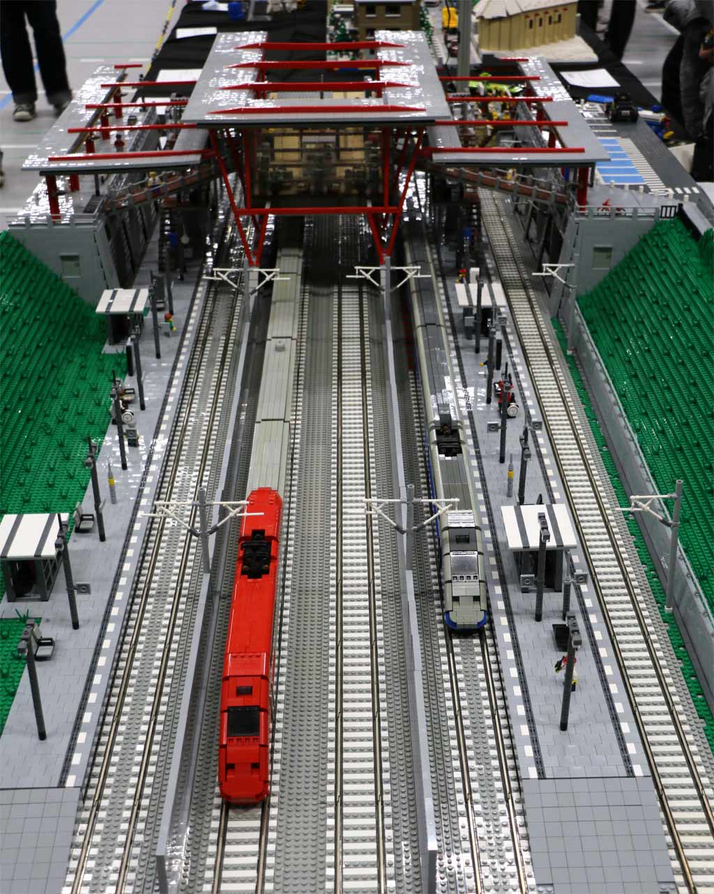 LEGO MOC TGV Bahnhof zusammengebaut