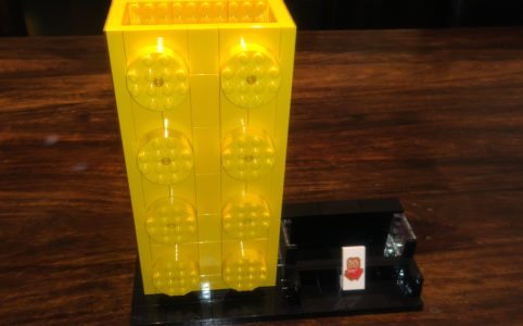lego-brick-60th-anniversary-yellow-pencil-pot zusammengebaut.com