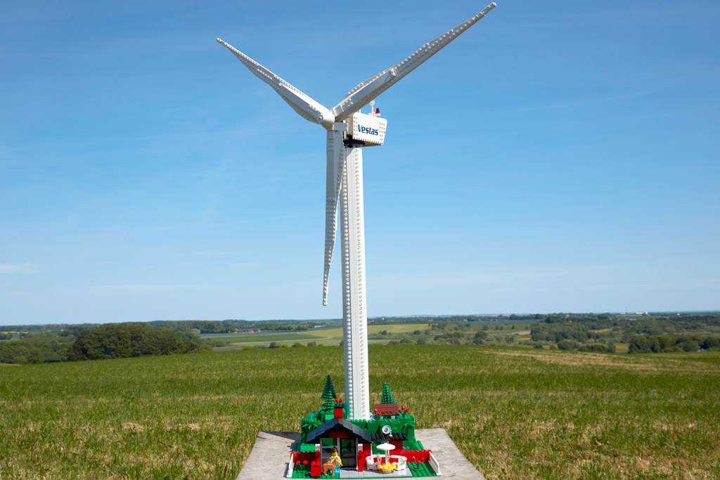 lego-creator-expert-vestas-windkraftanlage-10268-draussen-2018 zusammengebaut.com
