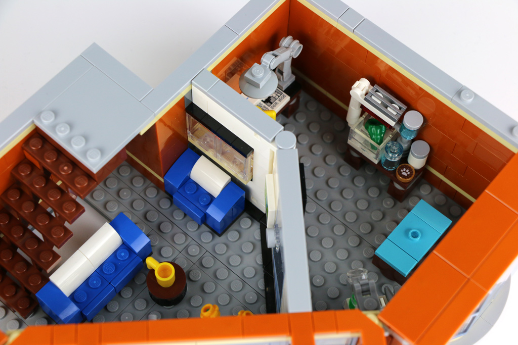 lego-creator-expert-corner-garage-10264-tierarztpraxis-2018-zusammengebaut-andres-lehmann zusammengebaut.com