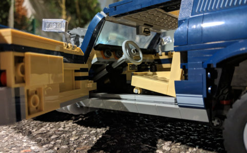 lego-creator-expert-ford-mustang-10265-tuning-aufbocken-einsteigen-2019-zusammengebaut-andres-lehmann zusammengebaut.com