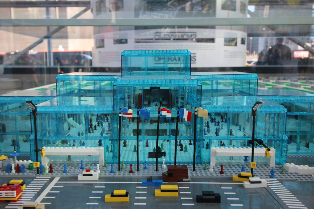 lego-javits-center-eingang-sean-kenney-new-york-toy-fair-nyc-2019-zusammengebaut-andres-lehmann zusammengebaut.com