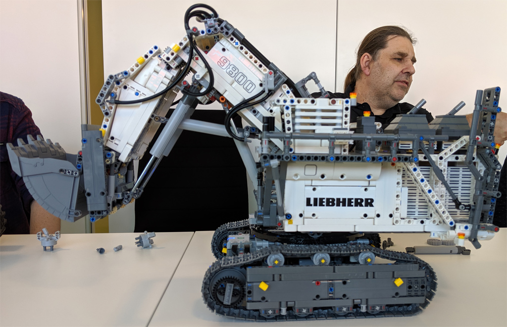 lego-technic-liebherr-r-9800-42100-seite-2019-zusammengebaut-andres-lehmann zusammengebaut.com