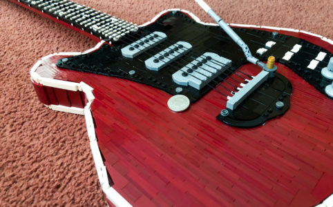 lego-moc-e-gitarre-queen-nick-brick zusammengebaut.com