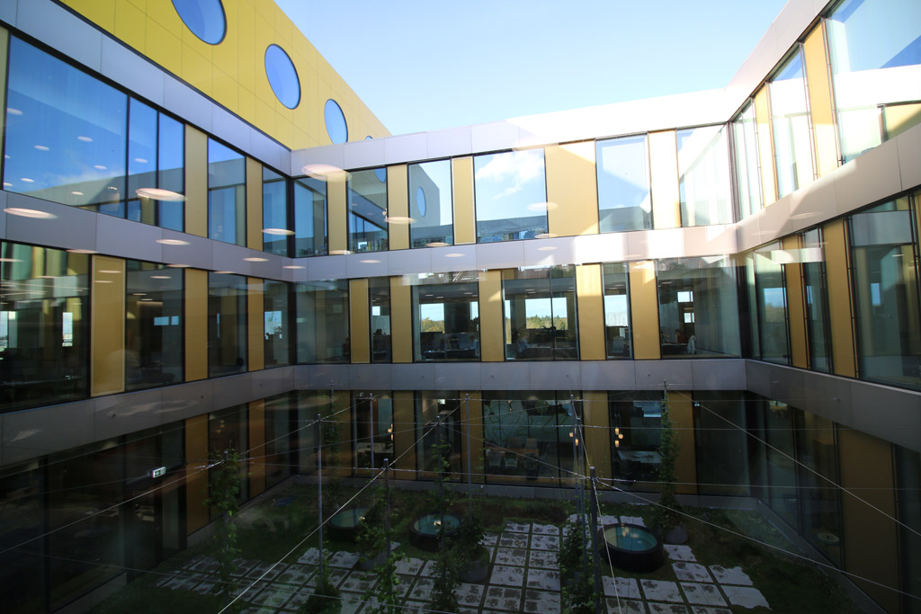 lego-campus-headquarters-innenhof-2019-zusammengebaut-andres-lehmann zusammengebaut.com