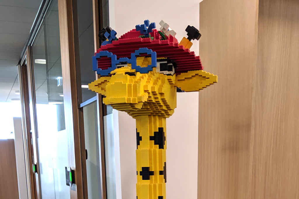 lego-giraffe-brille-headquarters-campus-2019-zusammengebaut-andres-lehmann zusammengebaut.com