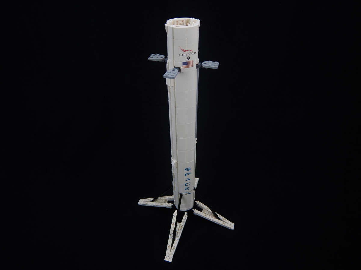 lego-ideas-spacex-falcon-rakete-lego-1-aviator-2020 zusammengebaut.com