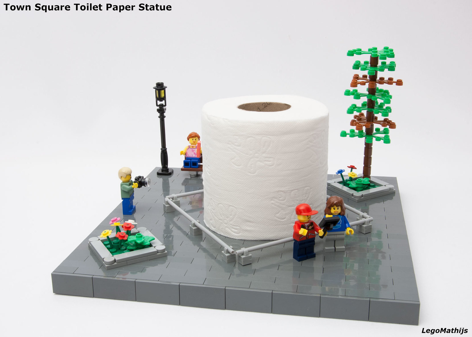 lego-town-square-toilet-paper-statue-legomathijs zusammengebaut.com