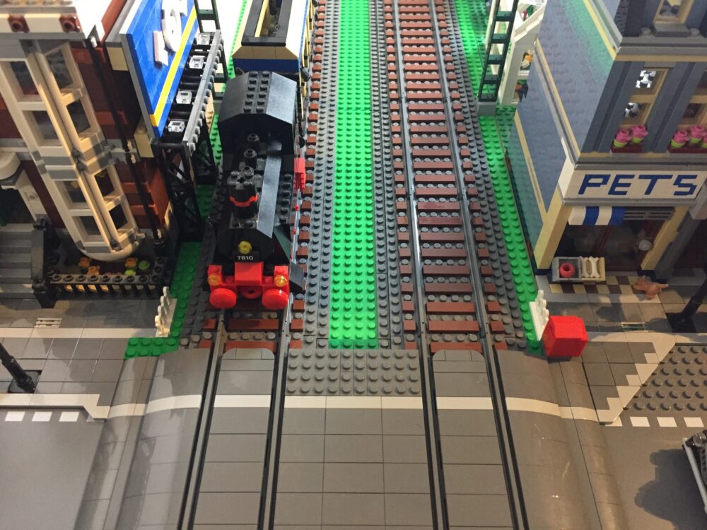 LEGO Eisenbahn Anleitung: Ein Gleisbett für deine LEGO Stadt zusammengebaut