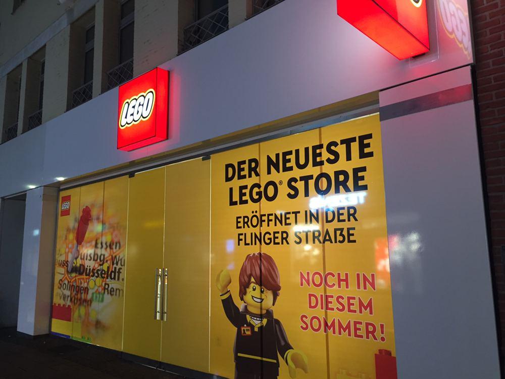 lego-store-duesseldorf-flinger-strasse-vorstellung-2020-eingang-zusammengebaut-timon-freitag zusammengebaut.com
