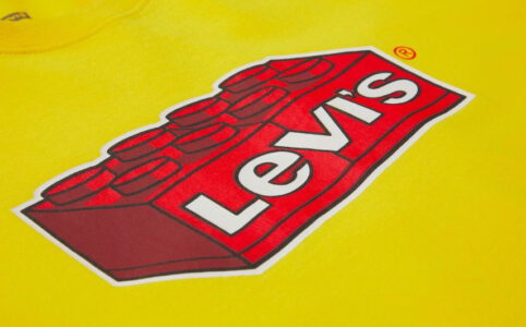 LEGO x Levi's Collaboration - Levi's-Druck auf gelben Oberteil