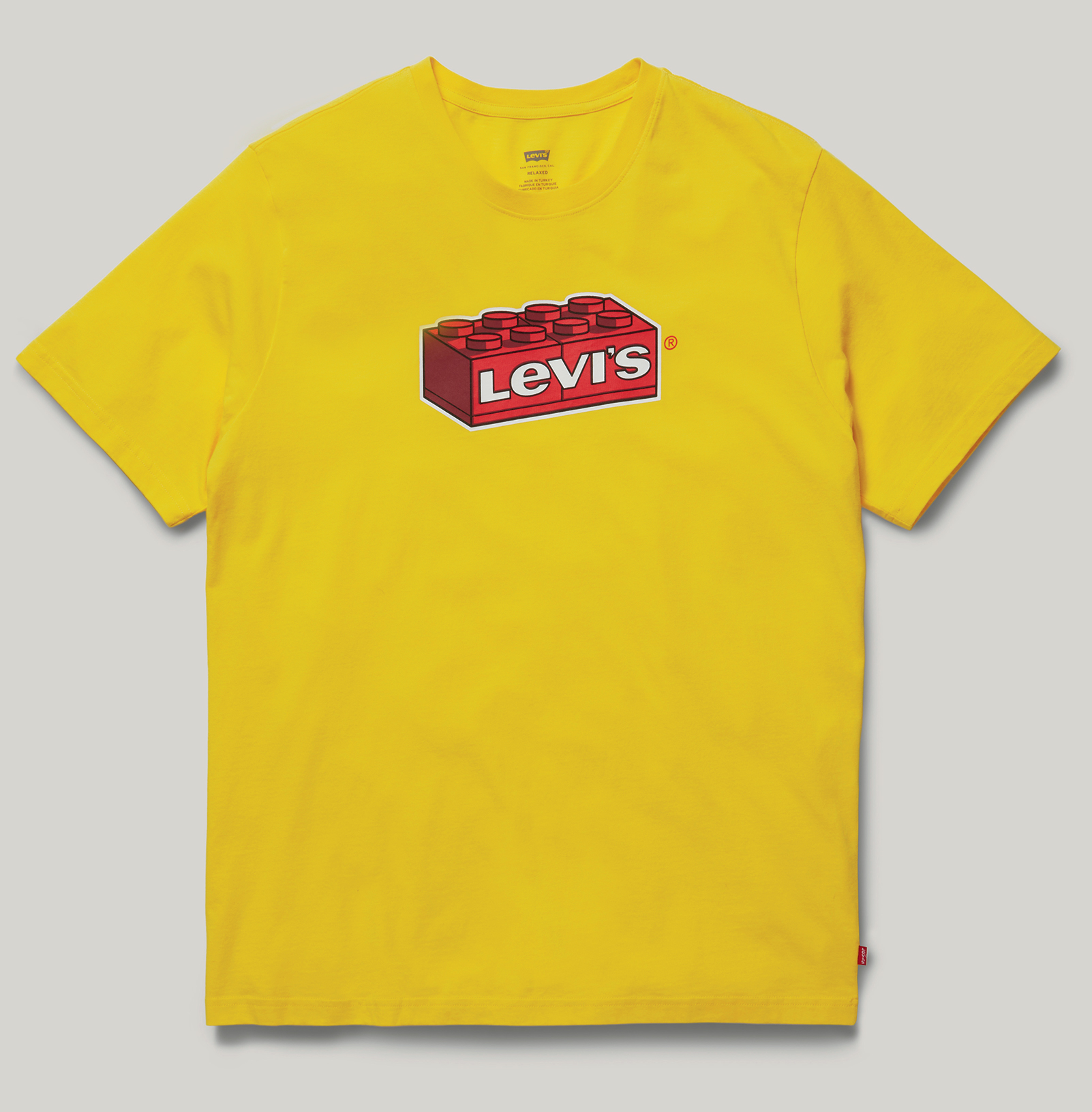 LEGO x Levi's Collaboration - Gelbes T-Shirt mit LEGO Stein-Motiv