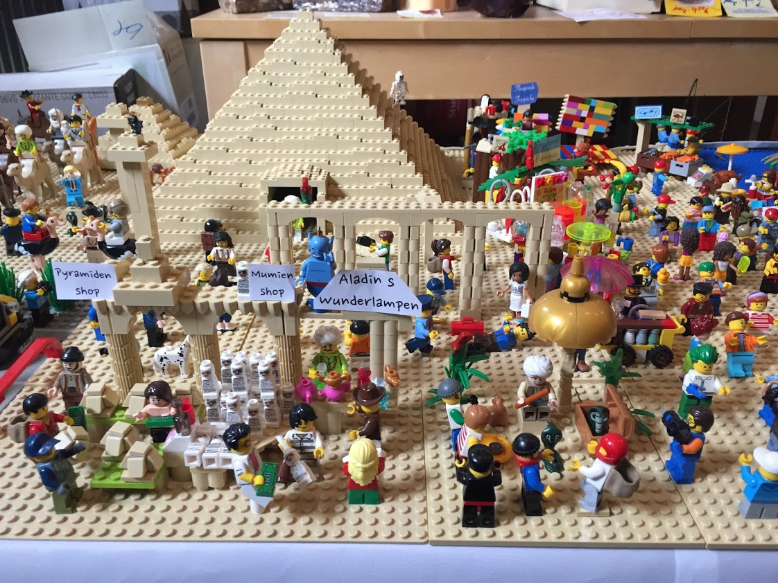 LEGO Pyramide Schaufenster