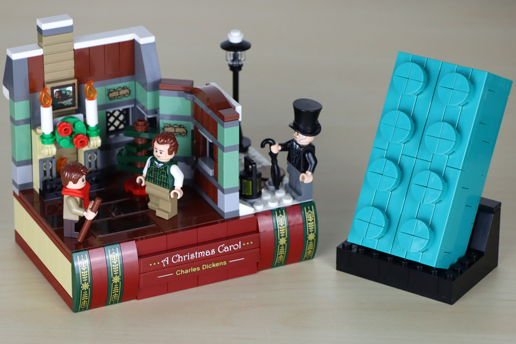 LEGO Gratis-Beigaben : 40410 Hommage an Charles Dickens und der 2×4-Baustein in Türkis im Zusammenspiel