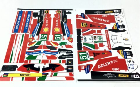Die zwei Stickerbögen mit insgesamt 62 Aufklebern