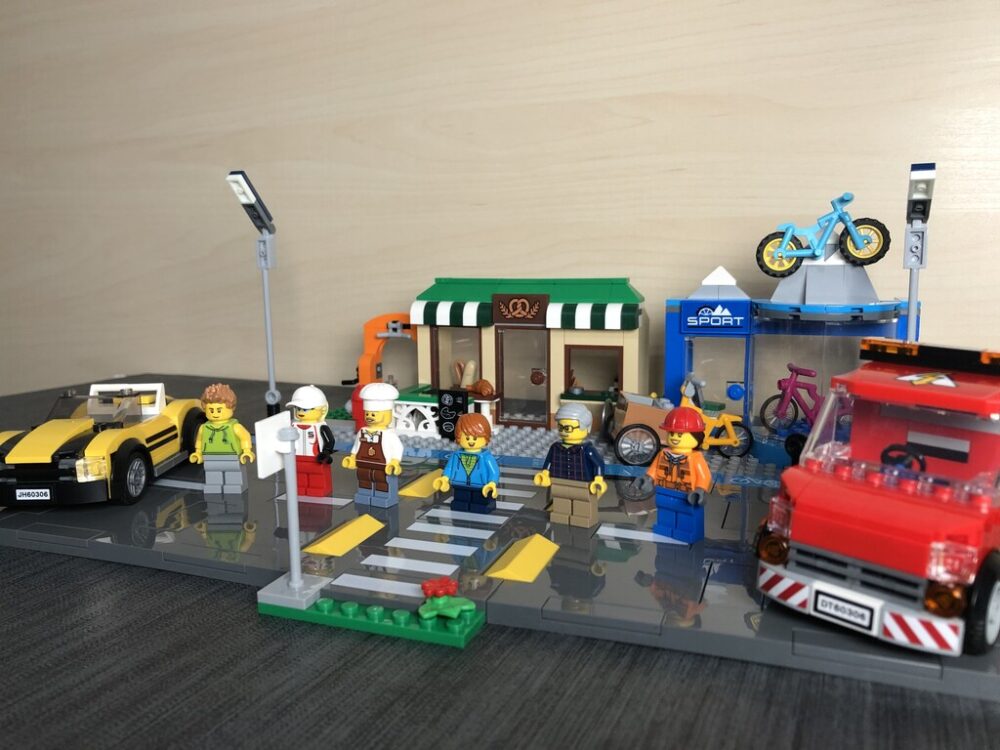 Das vollständige Set LEGO 60306 Einkaufsstraße