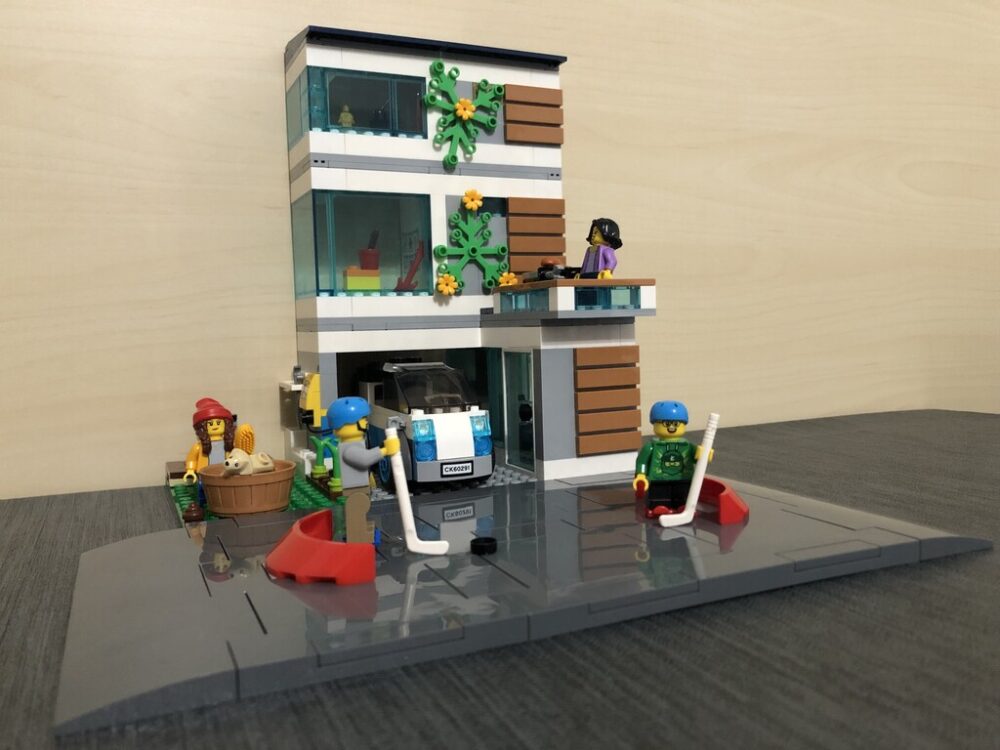 Aufgebautes LEGO Einfamilienhaus, Froschperspektive