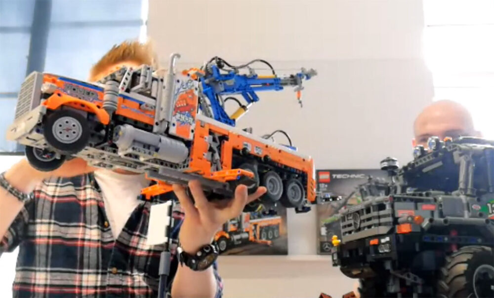 Die LEGO Technic Designer Samuel Tacchic und Milan Reindl verstecken sich