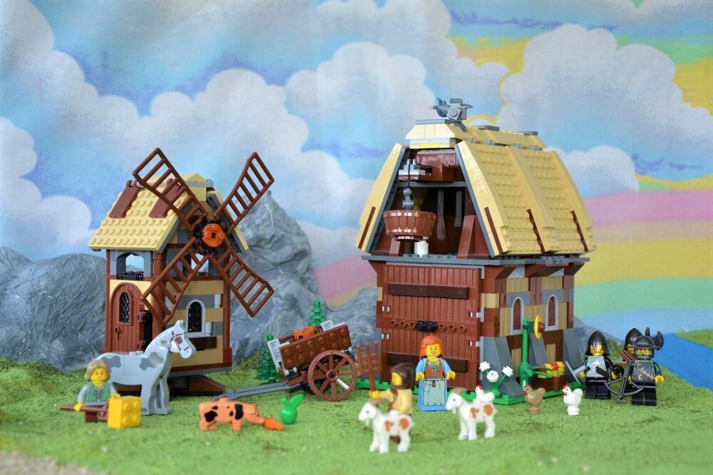 LEGO Kingdoms 7189 Überfall auf das Mühlendorf mit romantischem Bergblick
