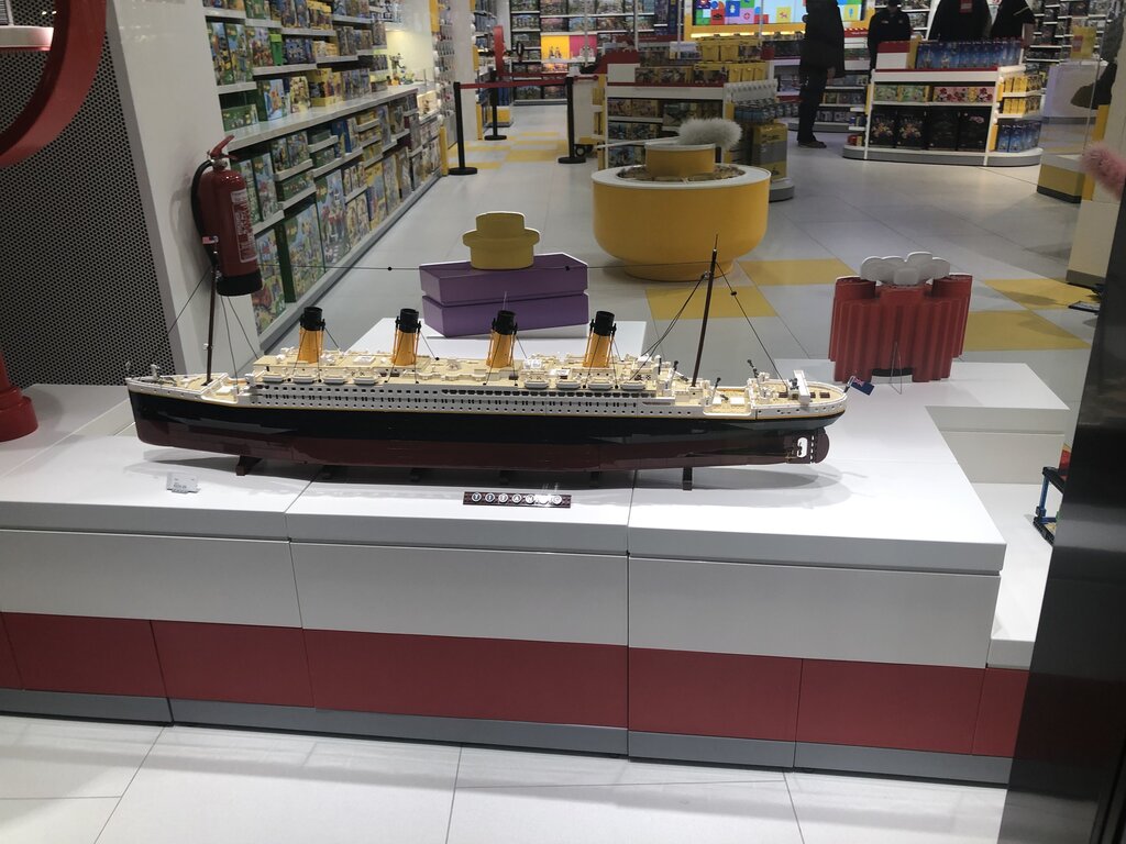 Aufgebaute LEGO Titanic im Schaufenster