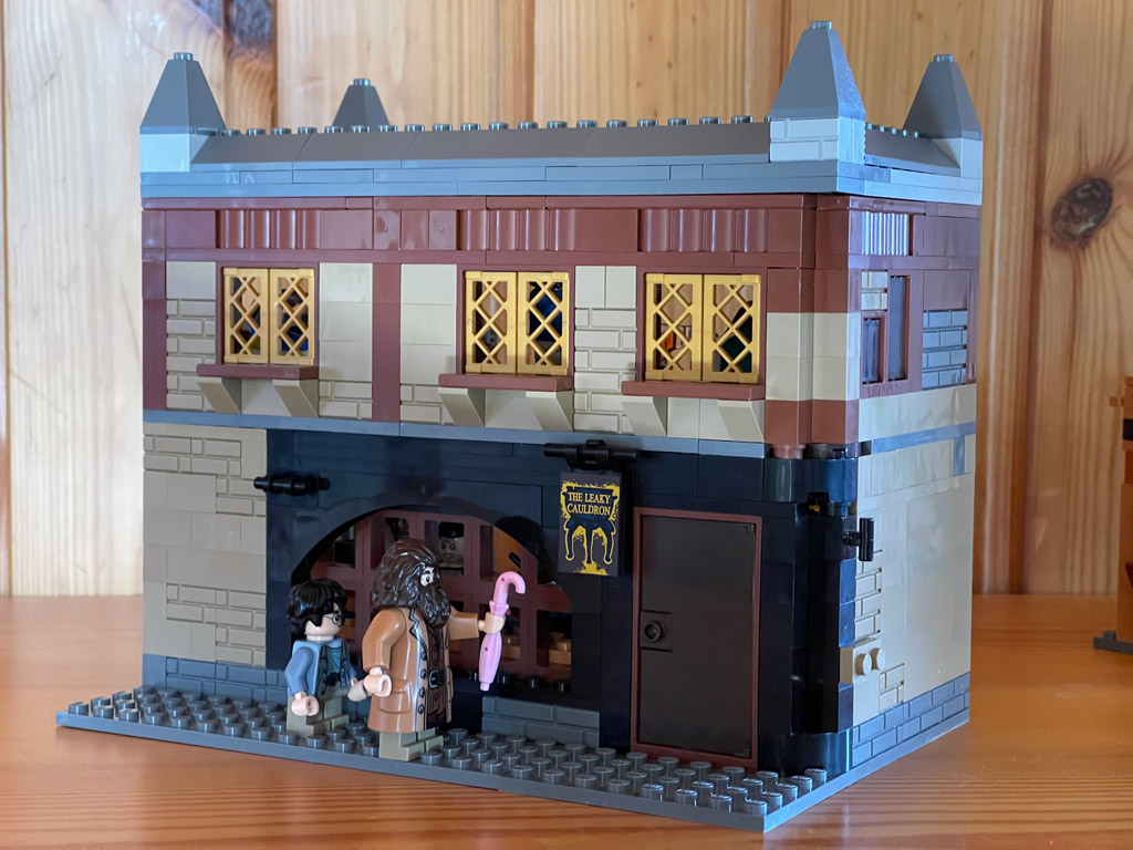 LEGO News Brücken, Harry Potter tropfender Kessel und XXL Boutique Hotel zusammengebaut