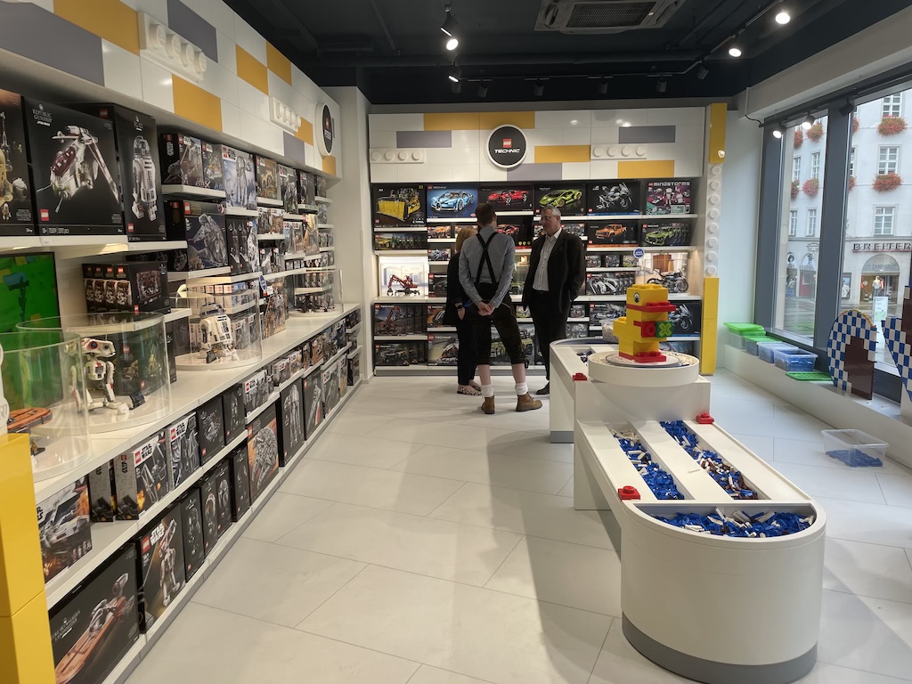 LEGO Flagship Store München: Größter LEGO Shop in | zusammengebaut