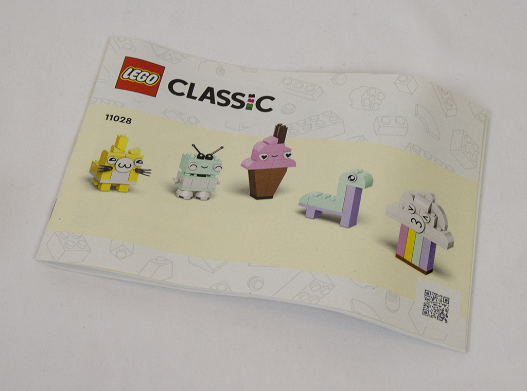 und Kreativ- im Classic Neon Review Pastell LEGO | Kreativ-Bauset Großes 11028 Kreativ-, 11030 11027 zusammengebaut