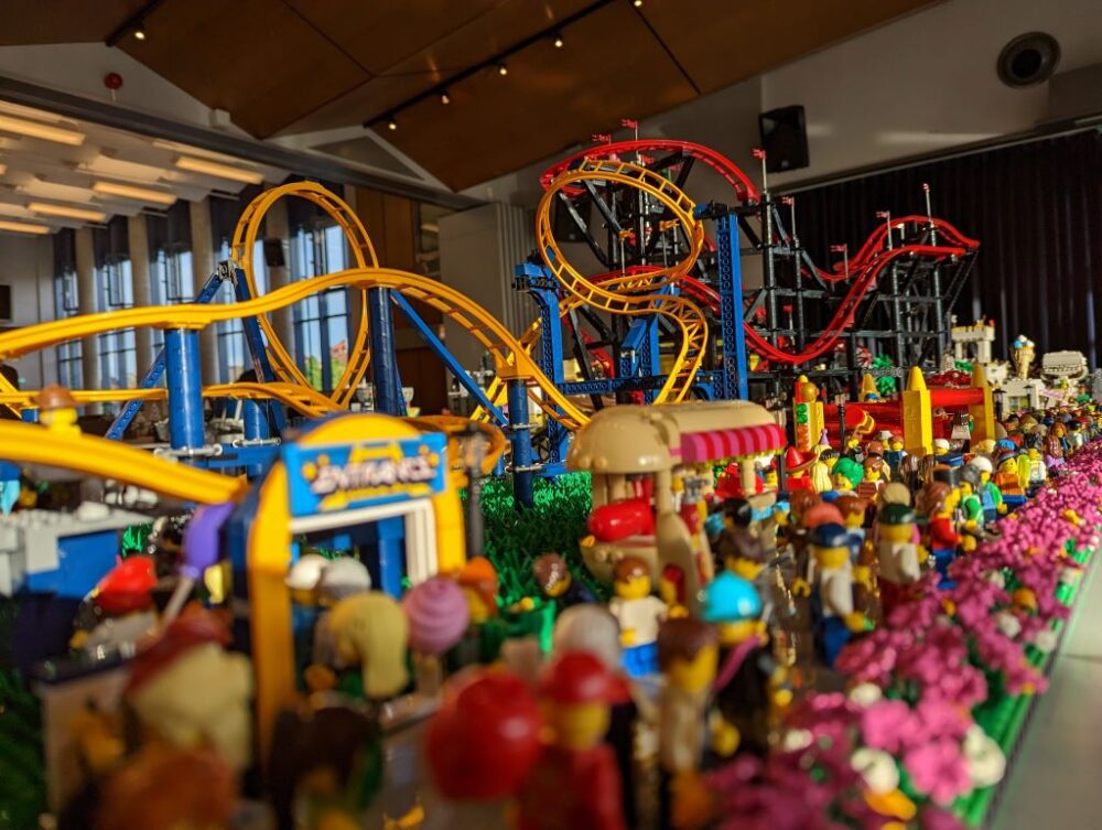 Rauf und runter auf der Zusammengebaut 2023 LEGO Ausstellung in Borken (Hessen)