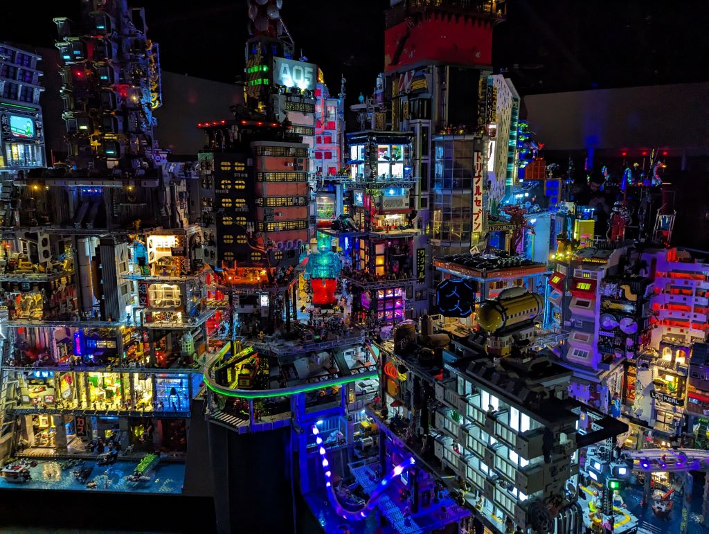 LEGO Cyberpunk Stadt New Hashima bei Nacht