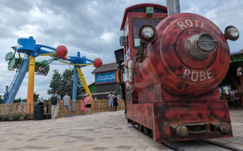 Die Bimmelbahn Rote Rübe fährt in Elstal durch die Wetterwelt hindurch: Eine identische Bahn dreht ab Sommer in Döbeln ihre Runden.