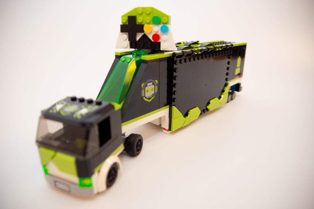 Gaming-Turnier-Truck im Cyberspace 60388 LEGO | zusammengebaut im Sport City Review: