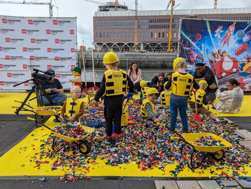 Im Hintergrund entsteht es: Das LEGO Discovery Centre Hamburg