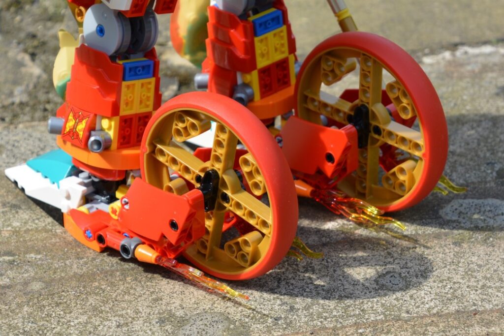 LEGO Monkie Kid 80057 Nezhas Feuerring-Mech im Review - zusammengebaut