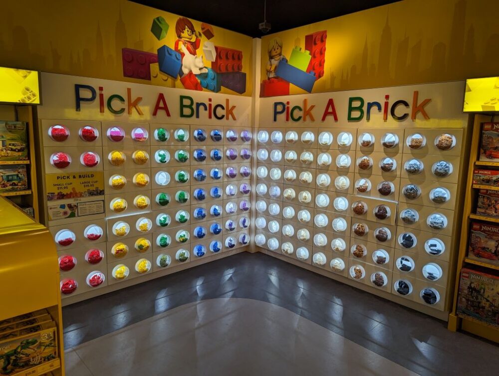 Man achte auf den Hinweis unten links an der "Pick a Brick"-Wand: Hinweis für LEGO Insiders