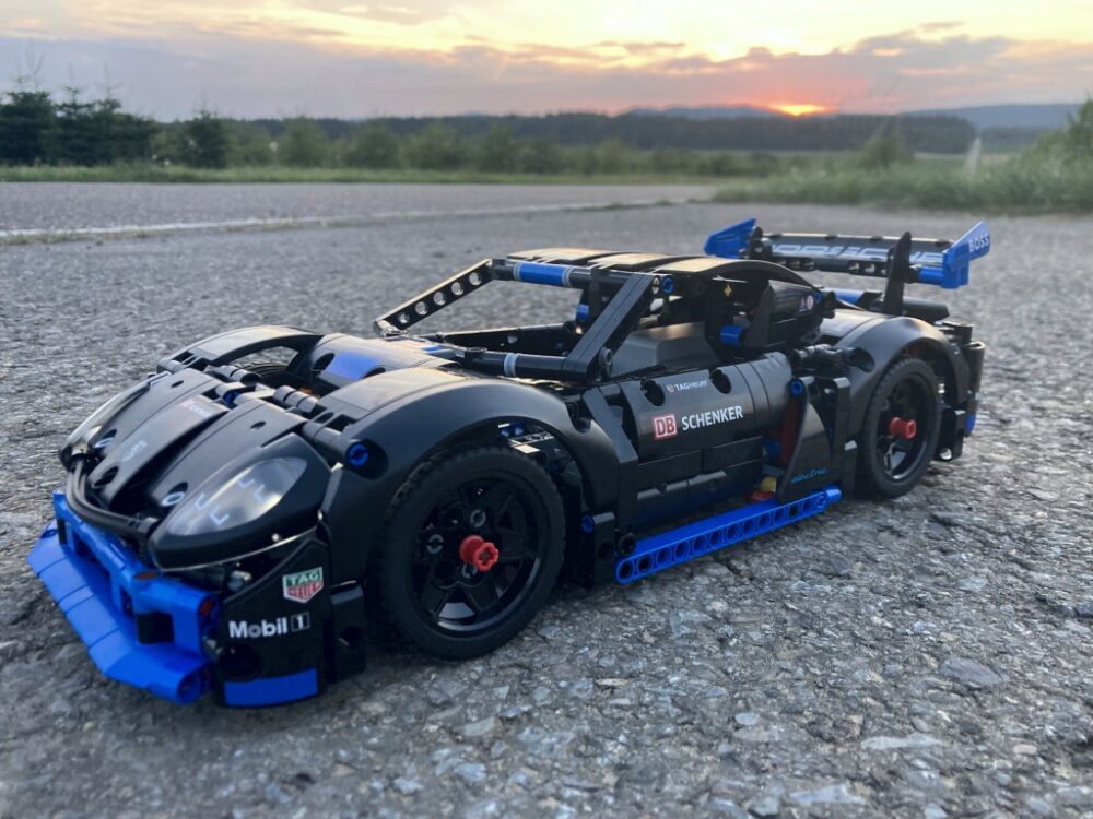LEGO Technic 42176 Porsche GT4 e-Performance Rennwagen