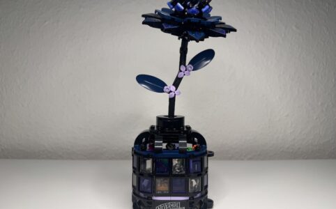 LEGO Wednesday 76784 Schwarze Dahlie | © Max Mohr