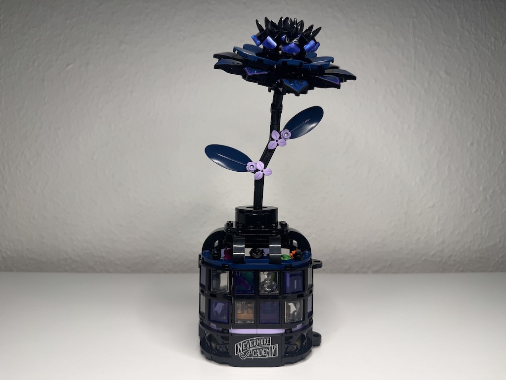 LEGO Wednesday 76784 Schwarze Dahlie | © Max Mohr