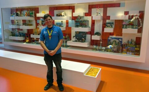 LEGO Master Model Builder Alec: vor der Vitrine mit LEGO Bauten von Kindern
