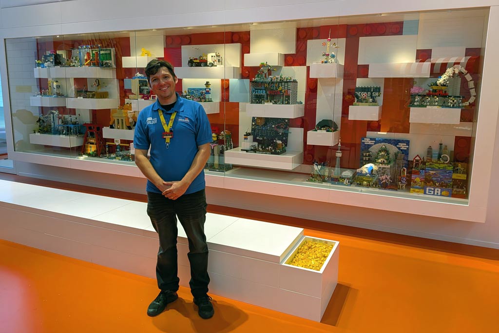 LEGO Master Model Builder Alec: vor der Vitrine mit LEGO Bauten von Kindern