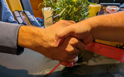 Handschlag: Autor Andres Lehmann und Verleger Robert Schulz