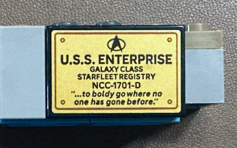 Boldly, nicht boldy: Auf diesem Sticker hat sich leider ein Fehler eingeschlichen.