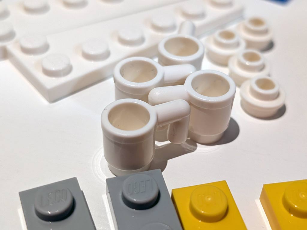 Vor der "Zweckentfremdung": Vier weiße Tassen gehören zum Umfang des kleinen Modells.