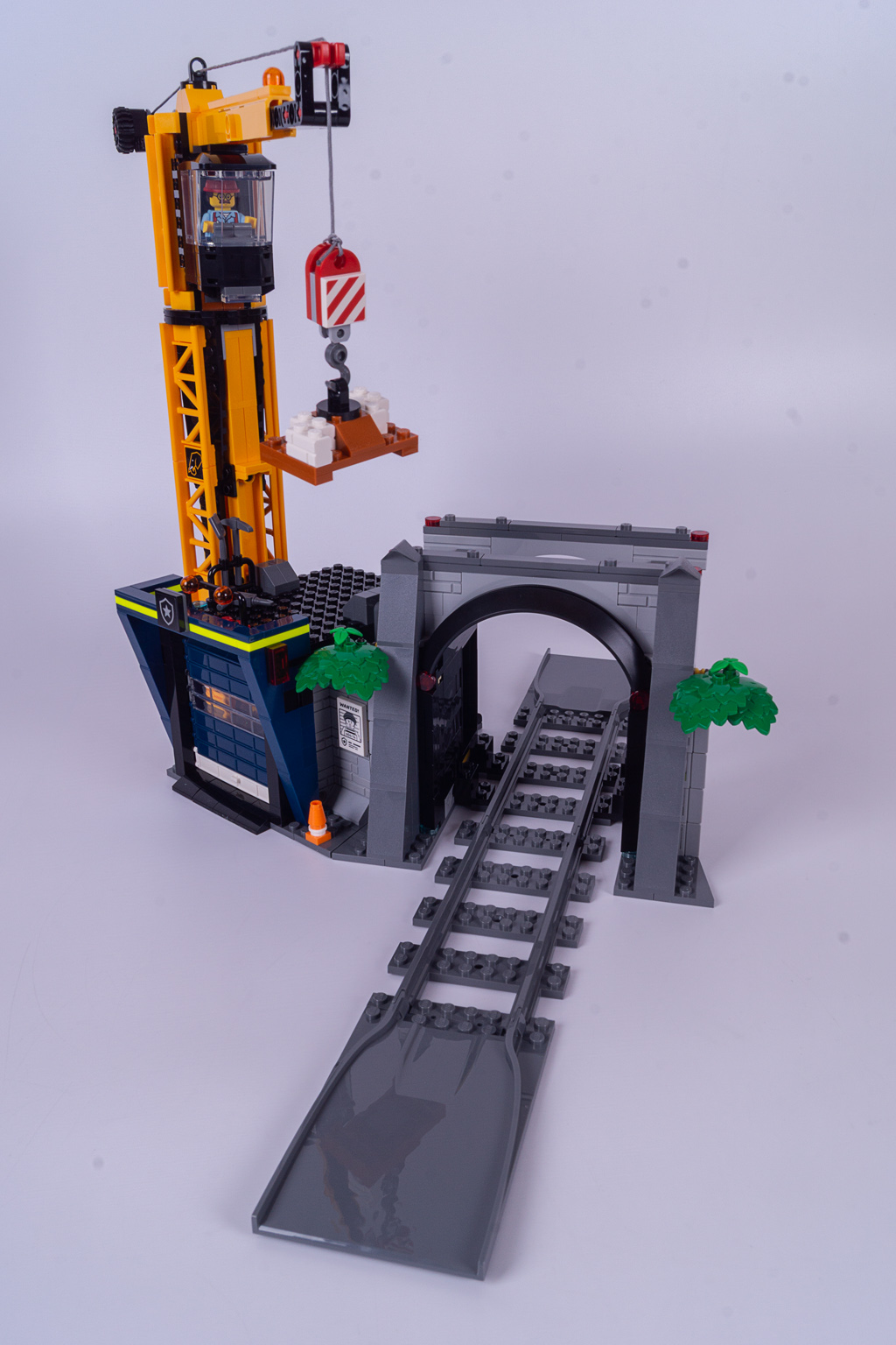 LEGO City 60473 Der City-Turm: Eingebauter U-Bahn-Tunnel